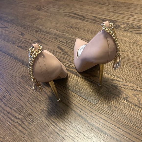 Fashion Nova (Penthouse Only Pumps) - Picture 3 of 7